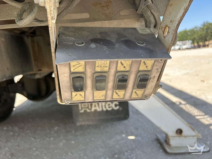 2019-freightliner-m2-106-image-26