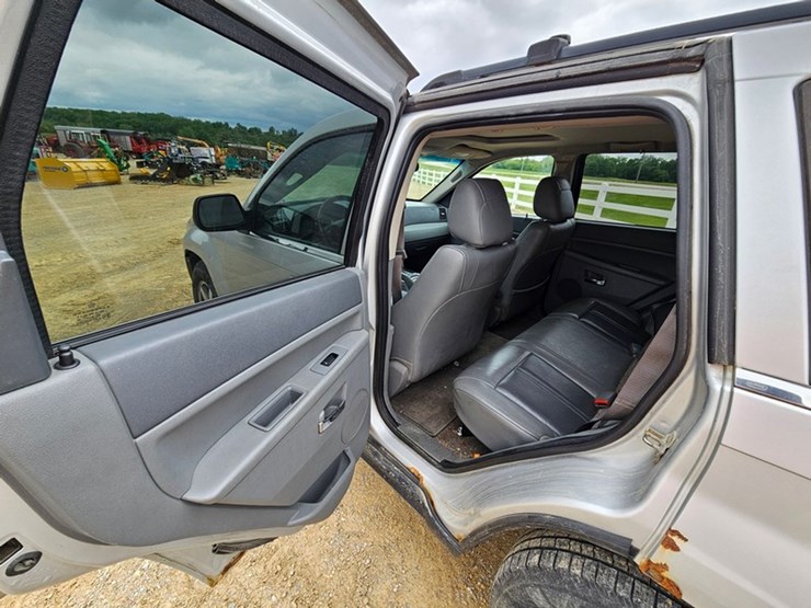 #60-•-2007-jeep-sport-utility-sedan-image-19