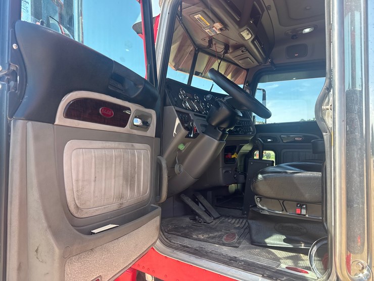 2021-peterbilt-389-image-16