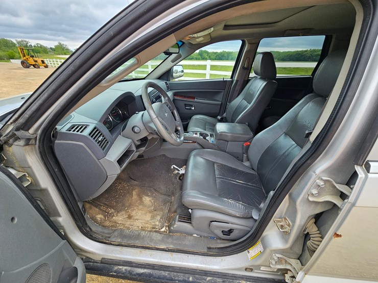 #60-•-2007-jeep-sport-utility-sedan-image-59