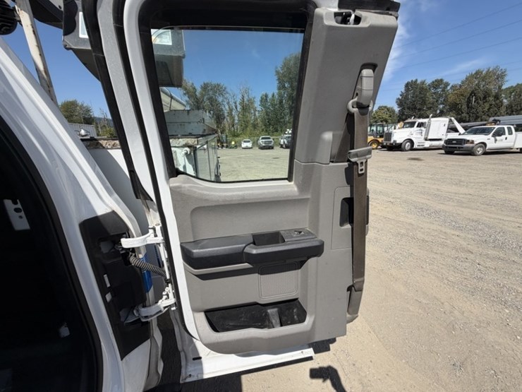 2017-ford-f550-image-25