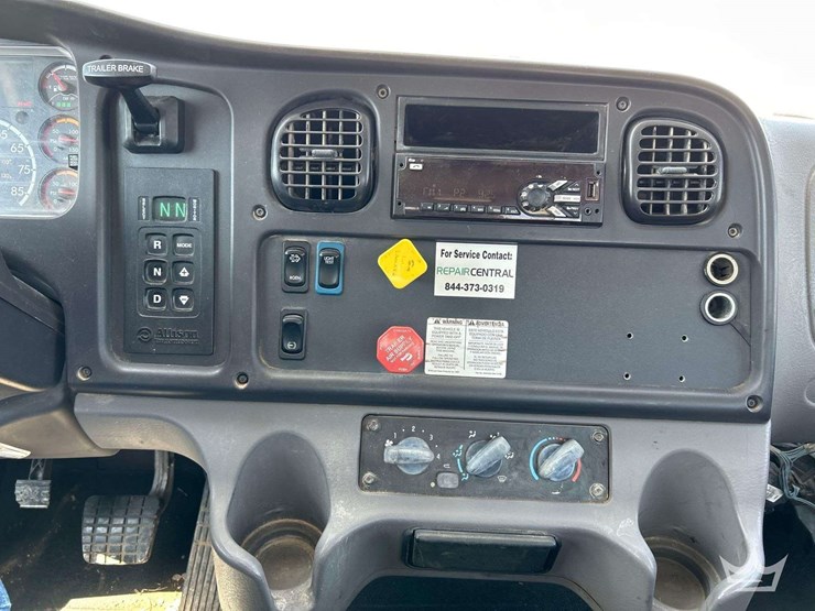 2019-freightliner-m2-106-image-15