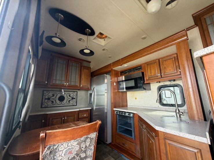 2016-bighorn-5th-wheel-image-9