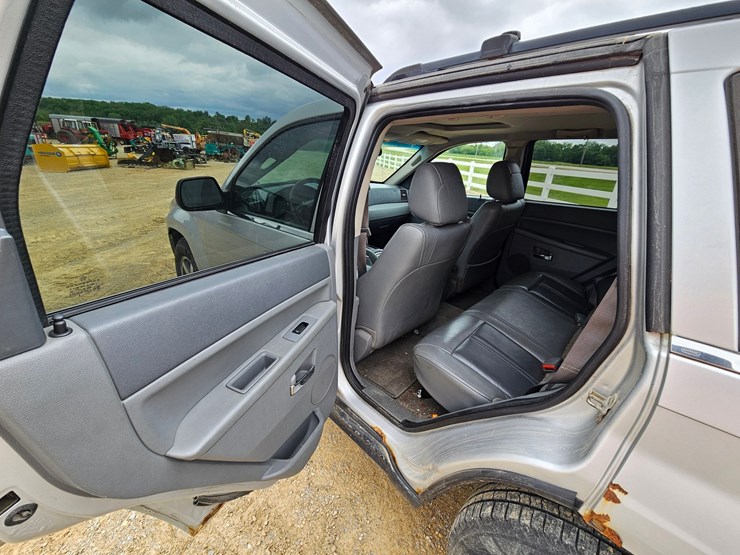 #60-•-2007-jeep-sport-utility-sedan-image-56