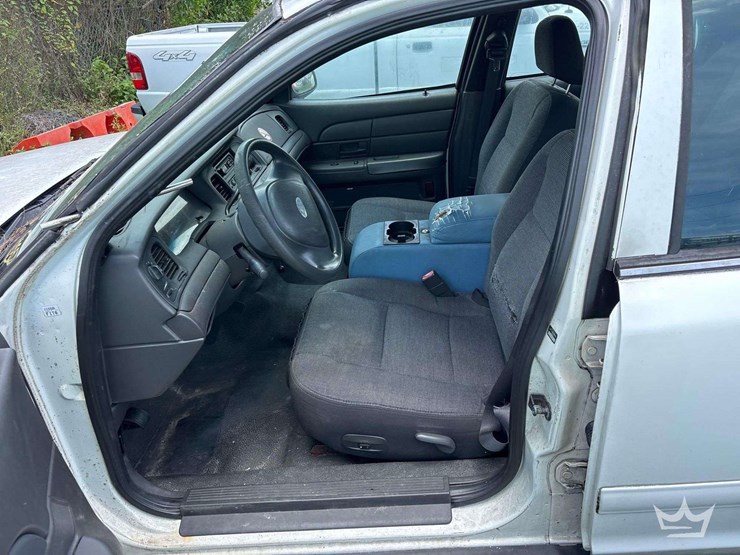 2003-ford-crown-victoria-sedan-image-11