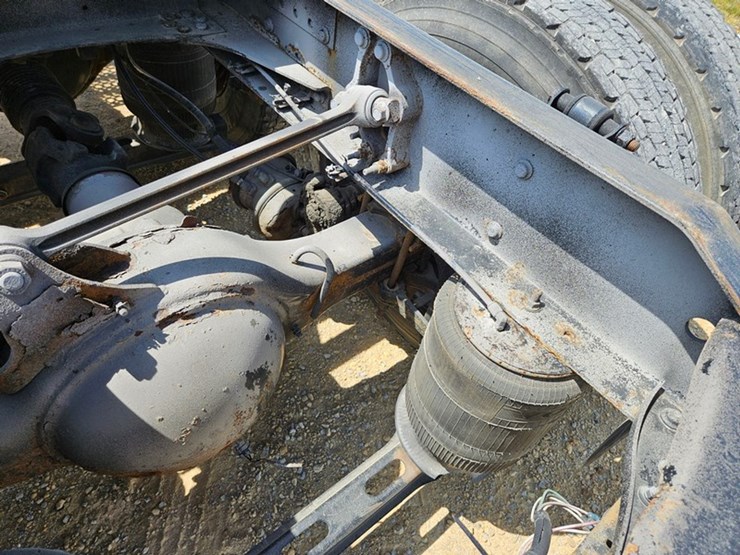 #65-•-2012-volvo-vnl-day-cab-tandem-axle-semi-tractor-image-30