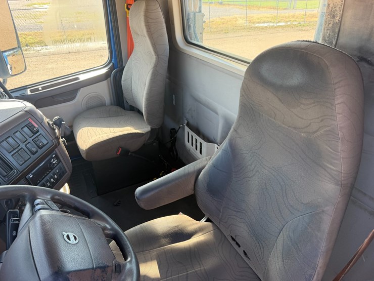 2016-volvo-vnl64t300-image-13