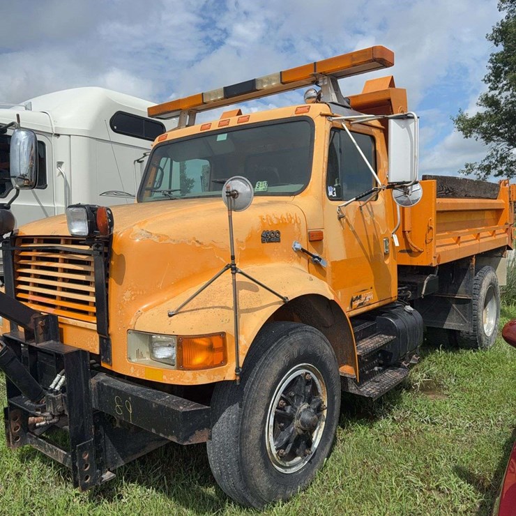 1994 International dump truck, drove in, replaced bed floor recently, retired state truck, battery disconnect, VIN# 1HTSDAAN2VH441136
