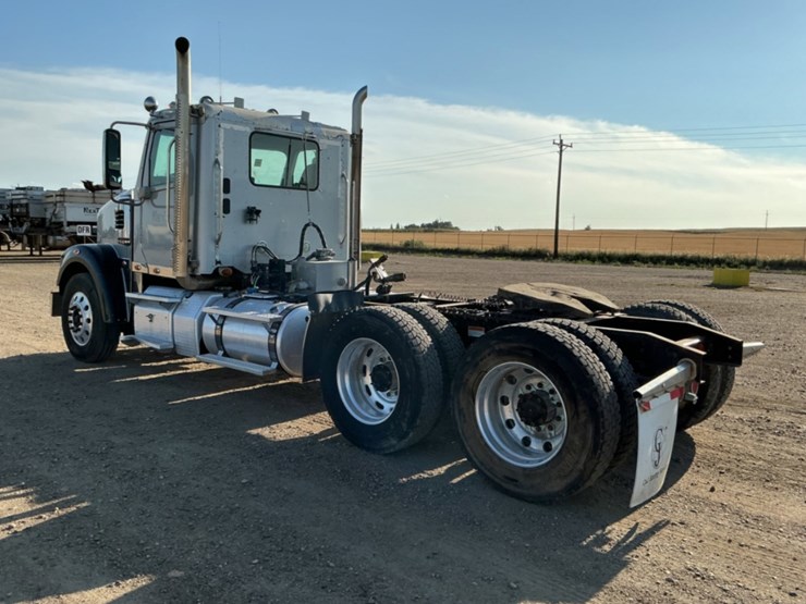 2015-freightliner-coronado-122-sd-image-7