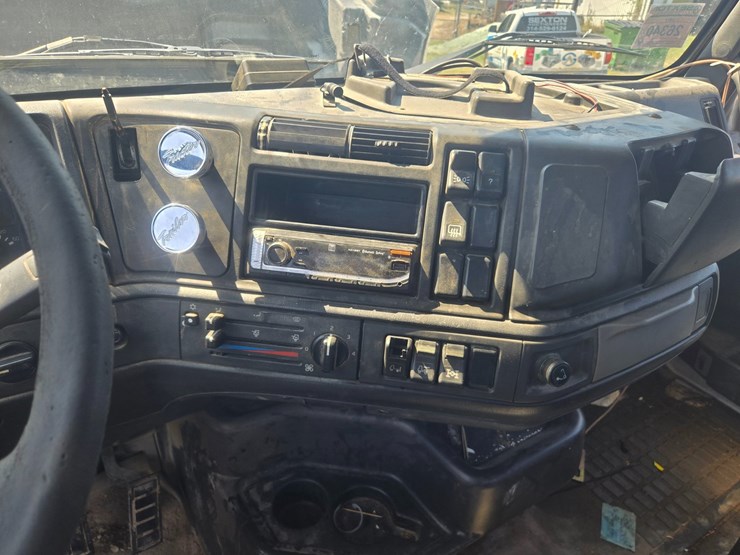 1999-volvo-vn-image-59
