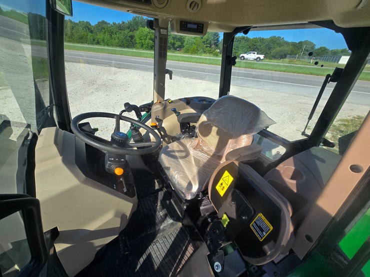 2024-john-deere-5075e-image-31
