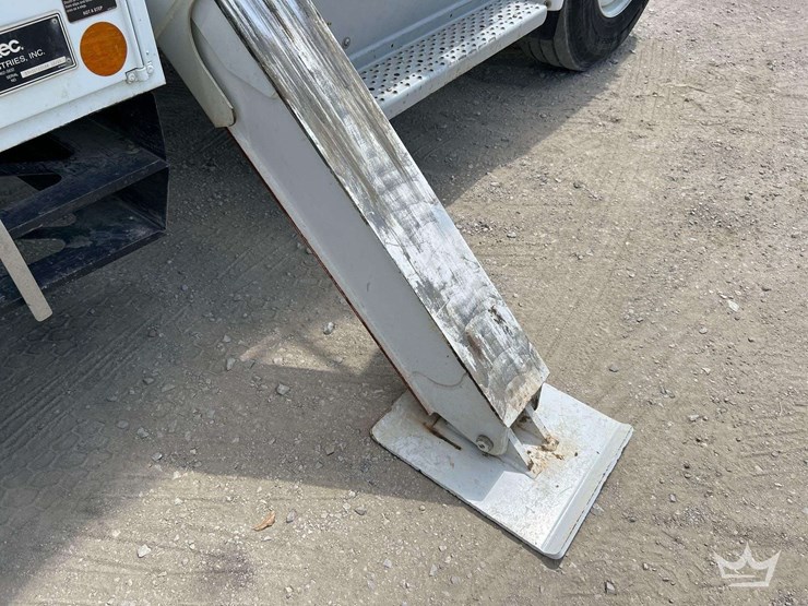 2019-freightliner-m2-106-image-27