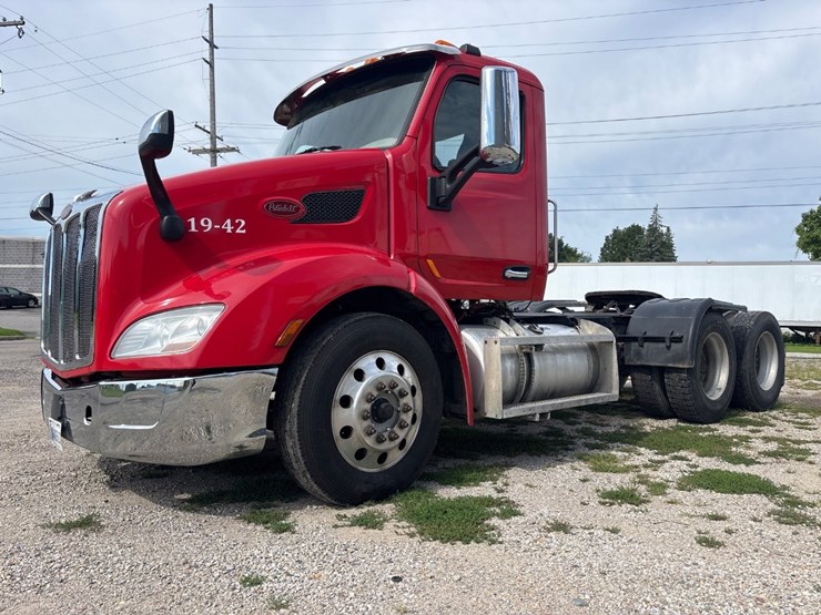 2019-peterbilt-579-image-1