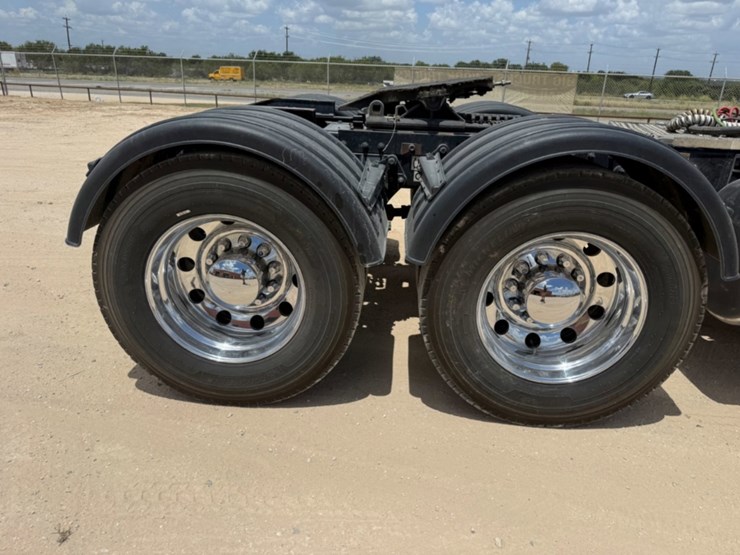 2019-peterbilt-389-image-16