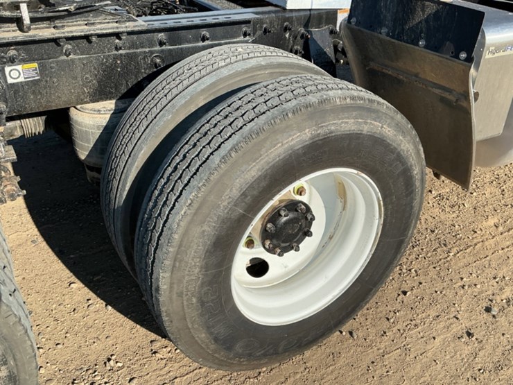 2015-peterbilt-367-image-17