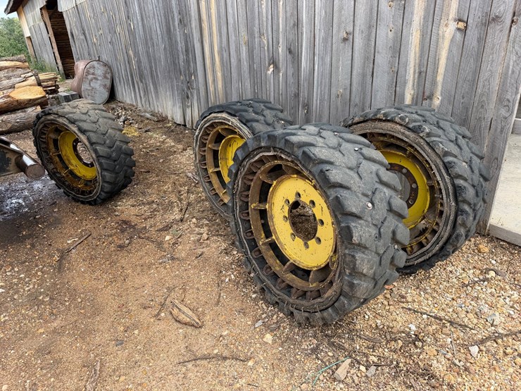 john-deere-324-image-1