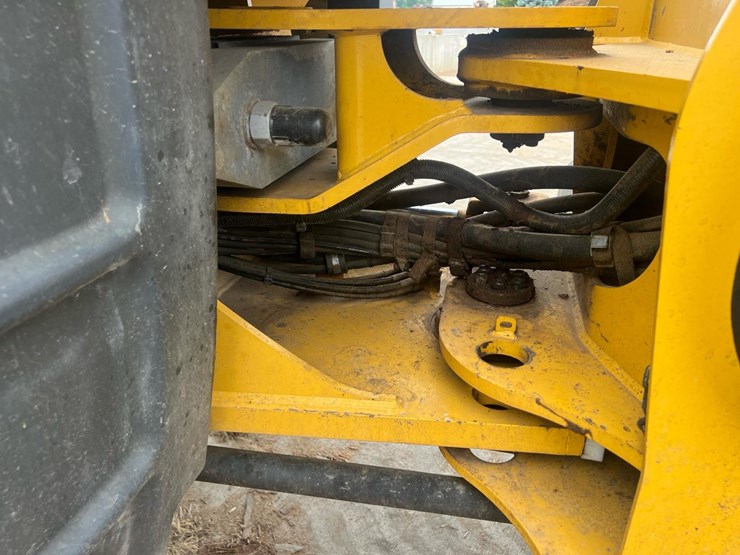 2020-deere-344l-image-24