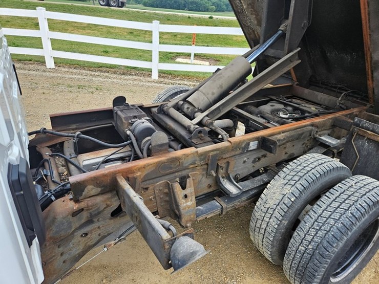 2016-chevrolet-3500-image-12