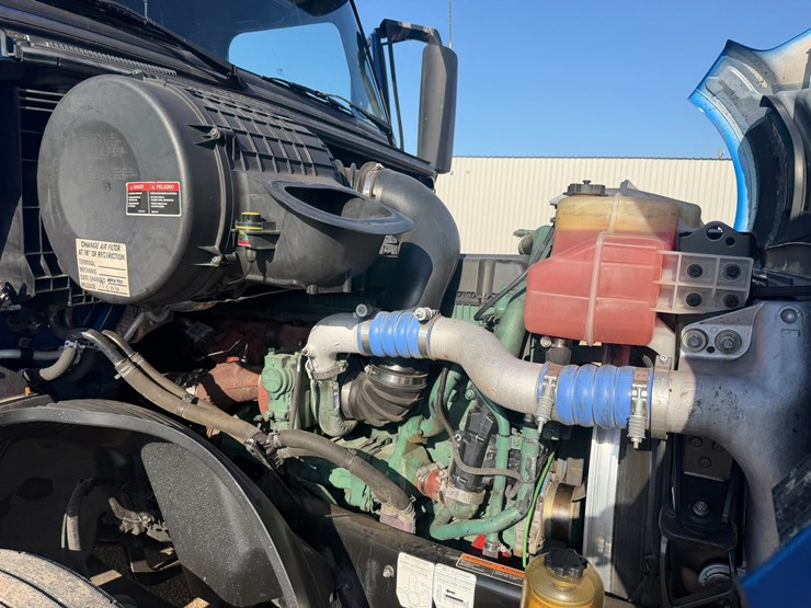 2019-volvo-vnl64t670-image-11
