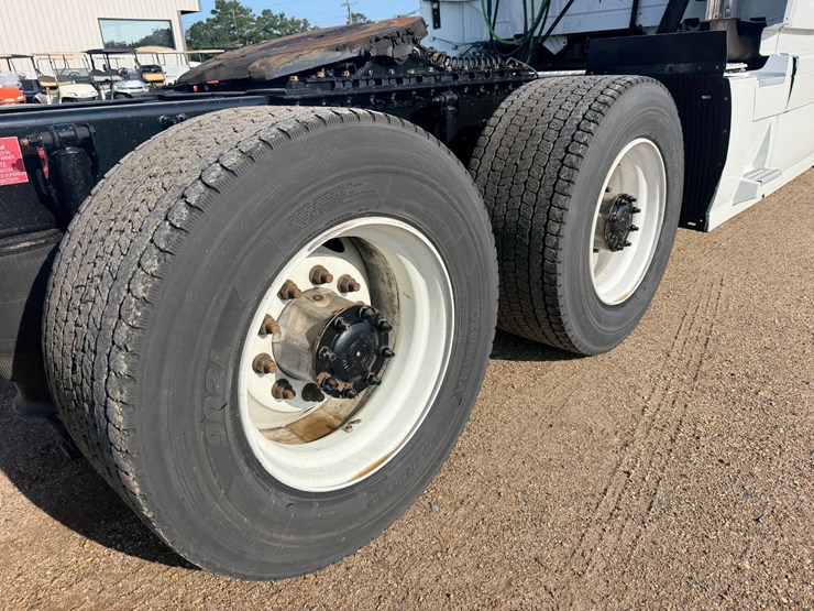 2016-volvo-vnl64t670-image-5