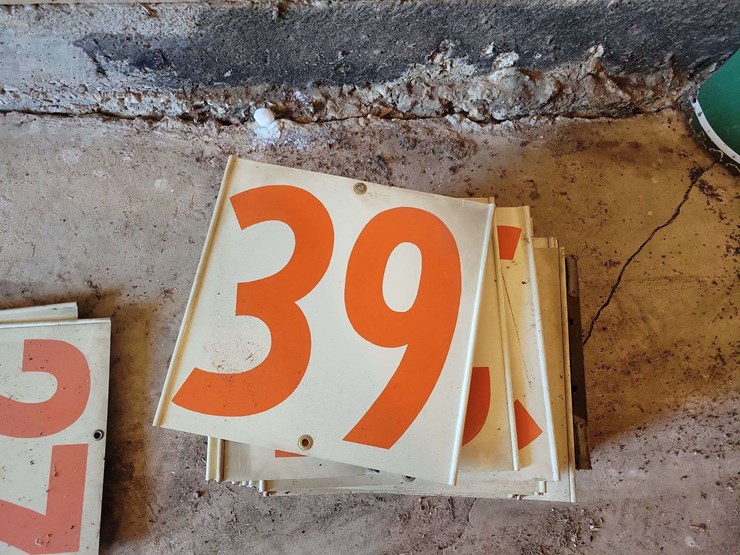 7up-crate-and-fuel-price-signs-image-1
