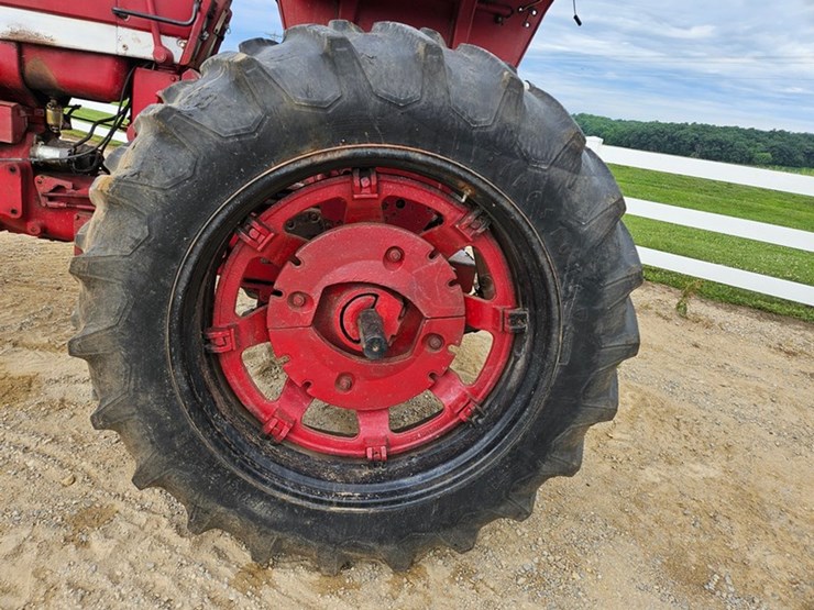 #53-•-interantional-656-farmall-tractor-image-31