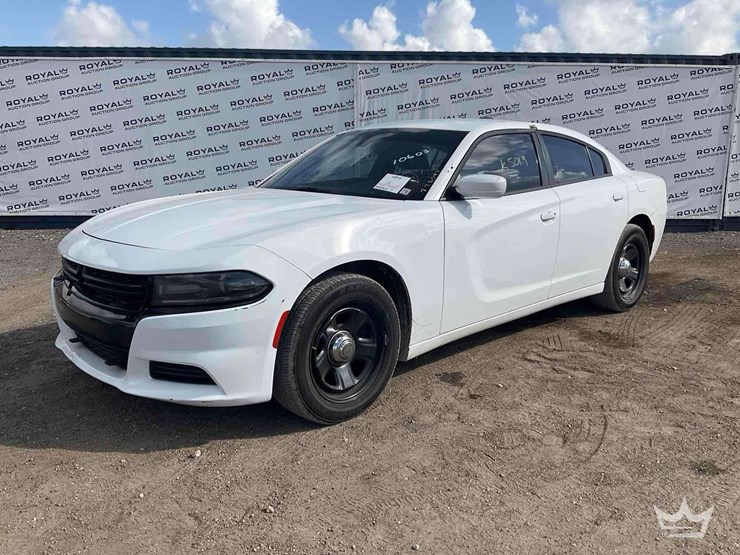2017-dodge-charger-sedan-image-1