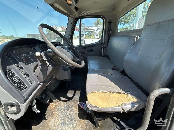 2019-freightliner-m2-106-image-11