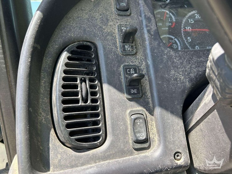 2019-freightliner-m2-106-image-14