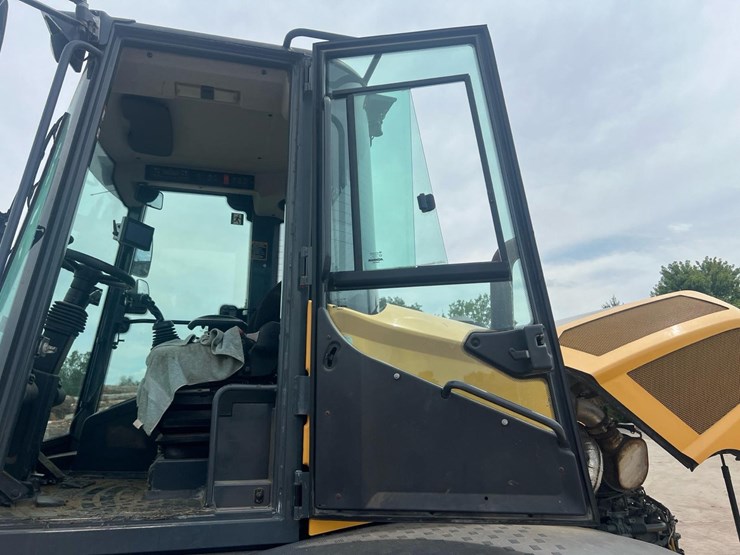 2020-deere-344l-image-38