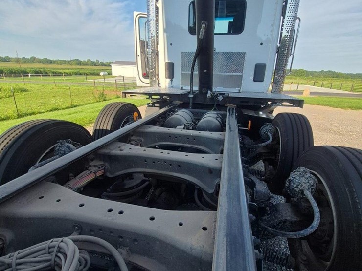 2025-kenworth-t880-image-19