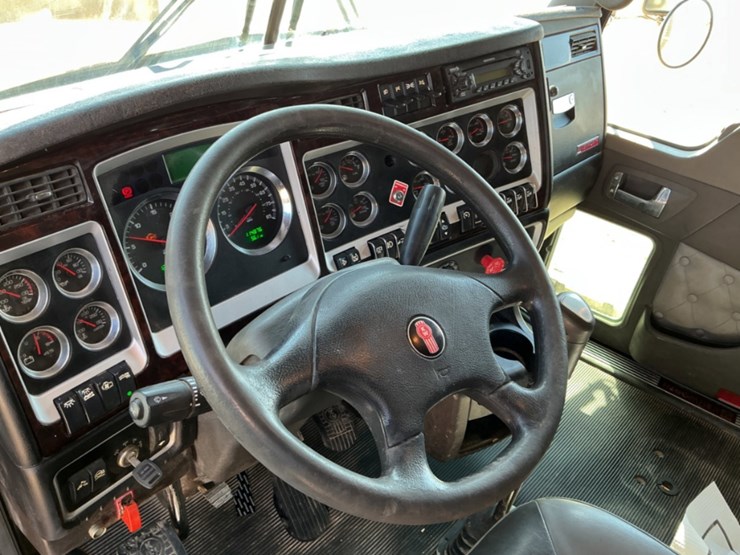 2013-kenworth-t800-image-35