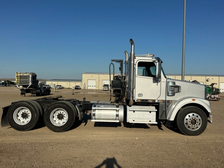 2015-freightliner-coronado-122-sd-image-4