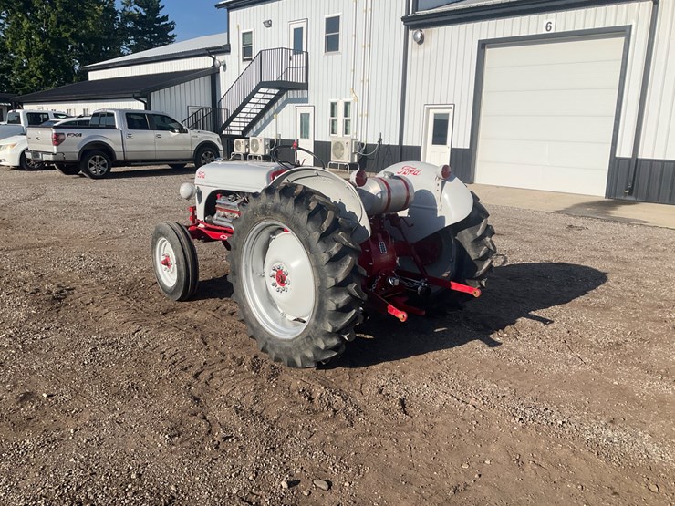 ford-tractor-image-3