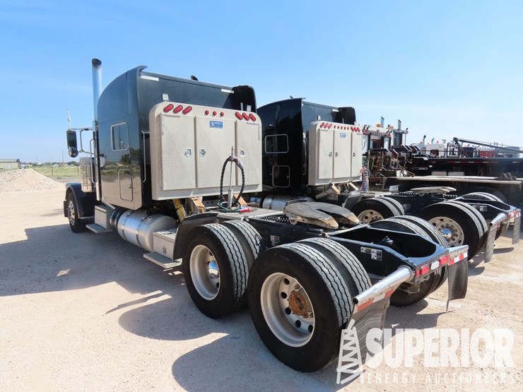 2020-peterbilt-389-image-3