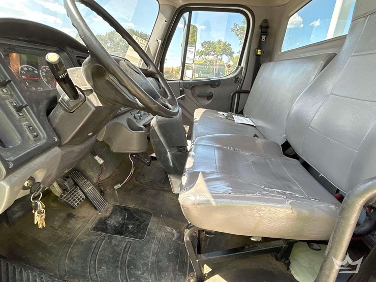 2019-freightliner-m2-106-image-13