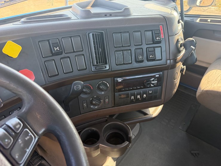2016-volvo-vnl64t300-image-14