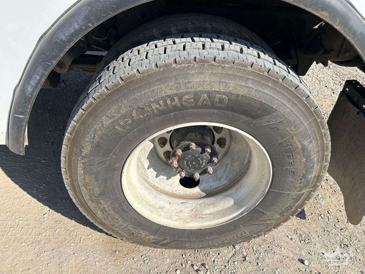2018-freightliner-m2-106-image-43