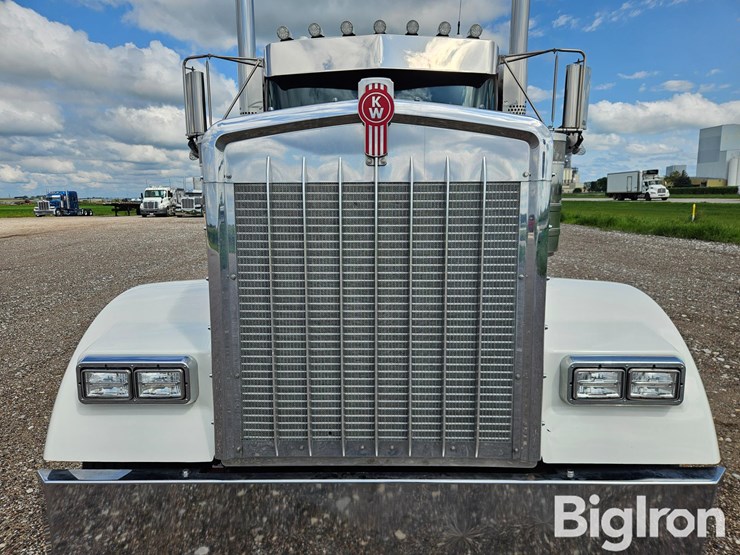 2024-kenworth-w900-image-11