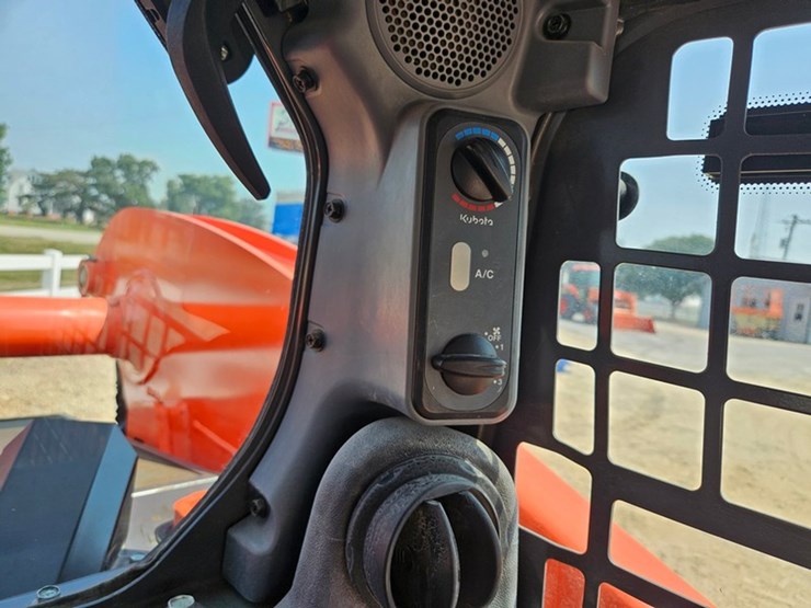 2016-kubota-ssv75-image-25