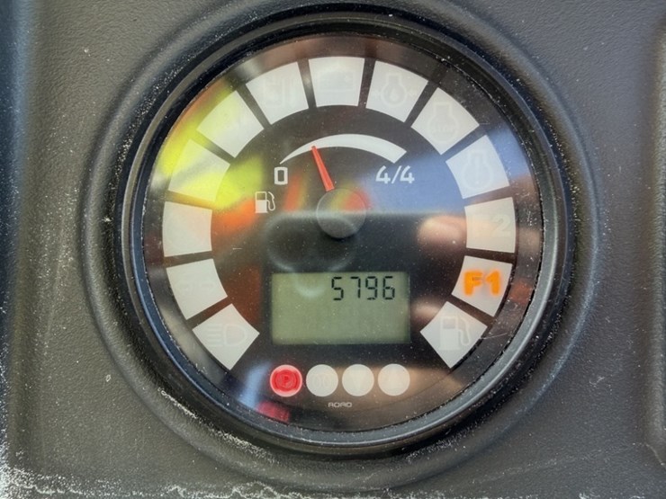 2018-deere-324k-image-22