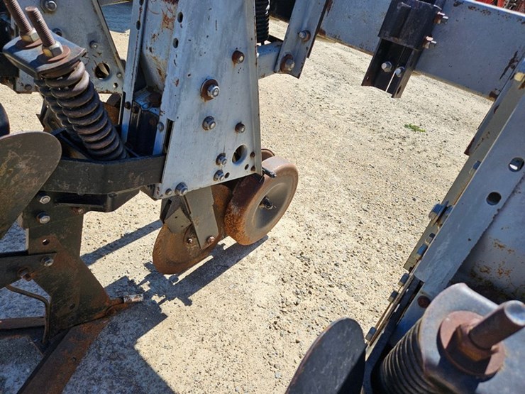 #80-•-hiniker-3pt-8-row-30"-cultivator-image-23
