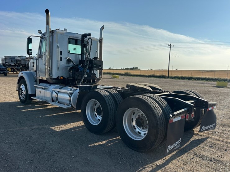 2015-freightliner-coronado-122-sd-image-6