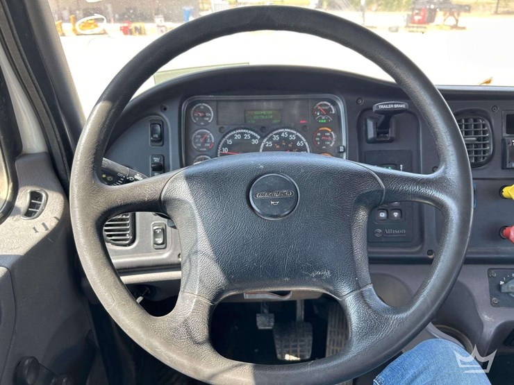 2019-freightliner-m2-106-image-13