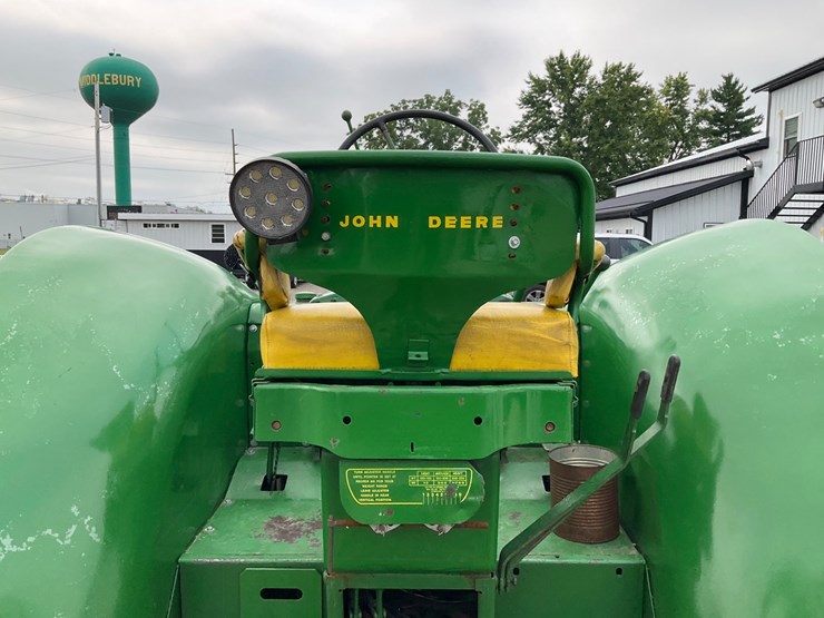 1957-john-deere-820-image-17