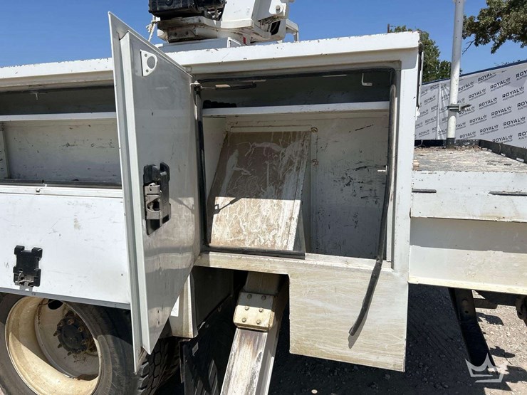 2019-freightliner-m2-106-image-22