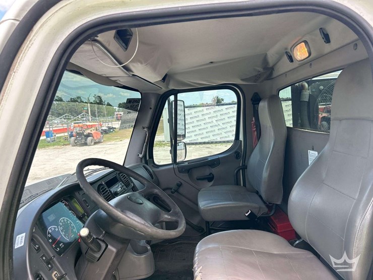 2015-freightliner-114sd-image-21