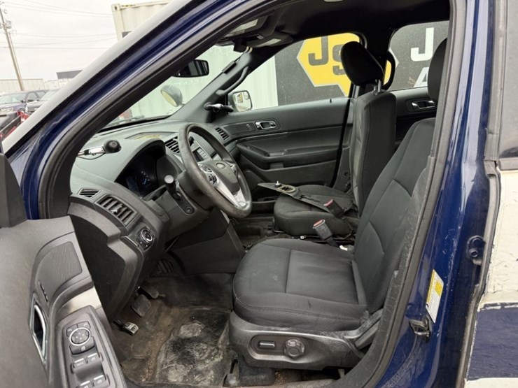 2015-ford-explorer-image-21