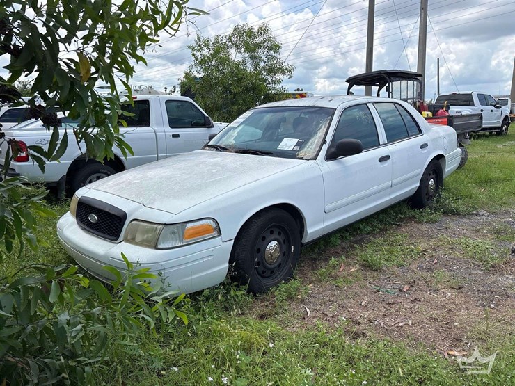 2003-ford-crown-victoria-sedan-image-1
