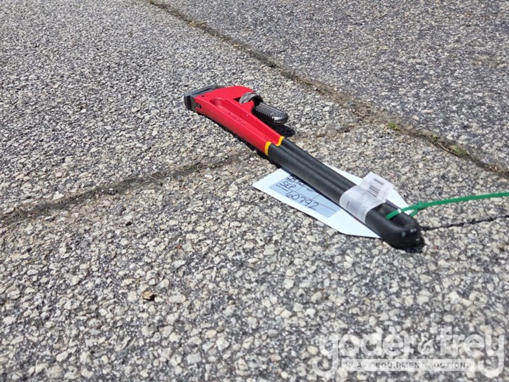 unused-24"-pipe-wrench-image-3